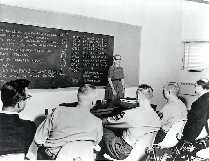 Hopper ensinando COBOL em sala de aula