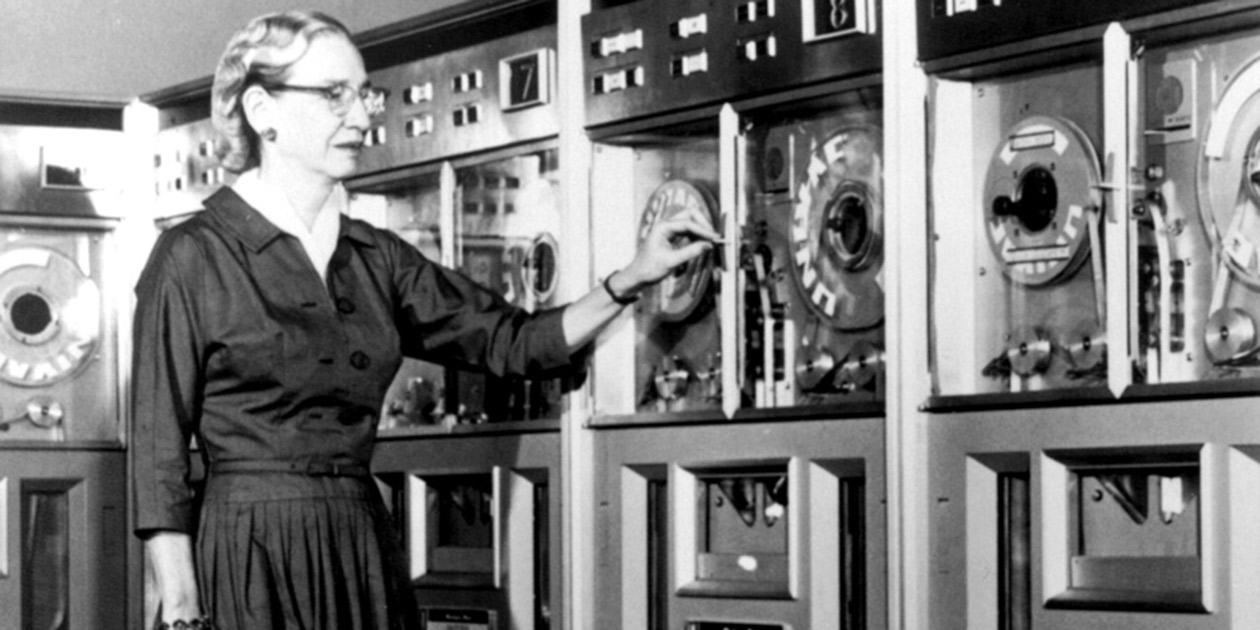 Grace Hopper em frente ao UNIVAC