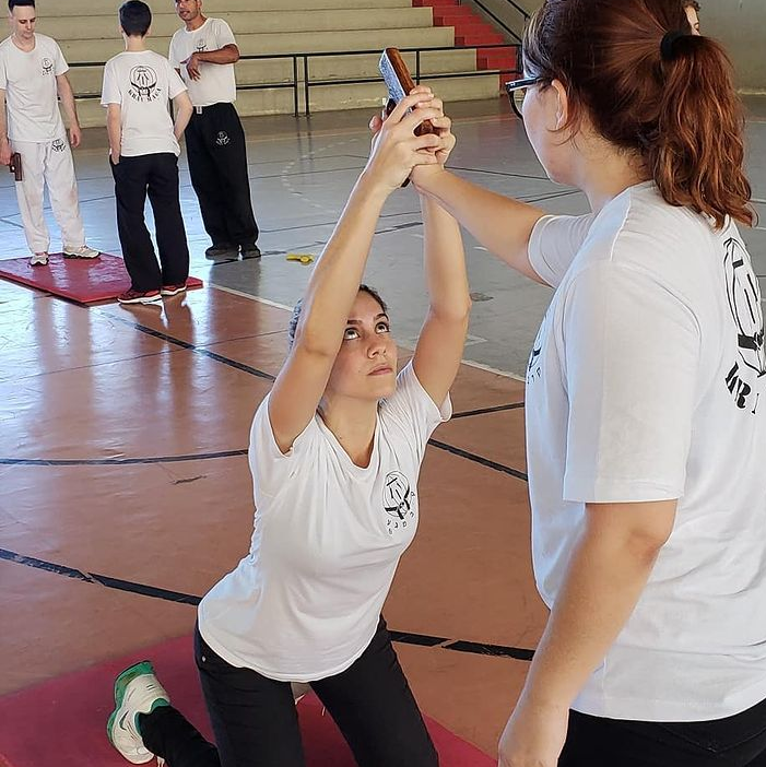 Patrícia treinando em Seminário de Defesa Contra Arma de Fogo