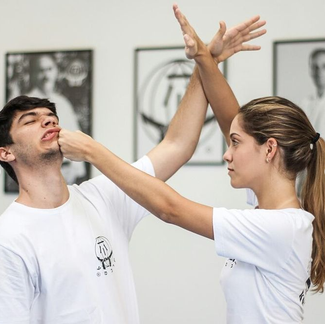 Patrícia acertando golpe de boxe em Pablo