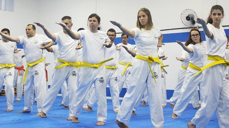 Patrícia fazendo demonstração de exercício com a turma