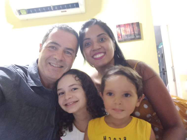 Familia reunida na mesa