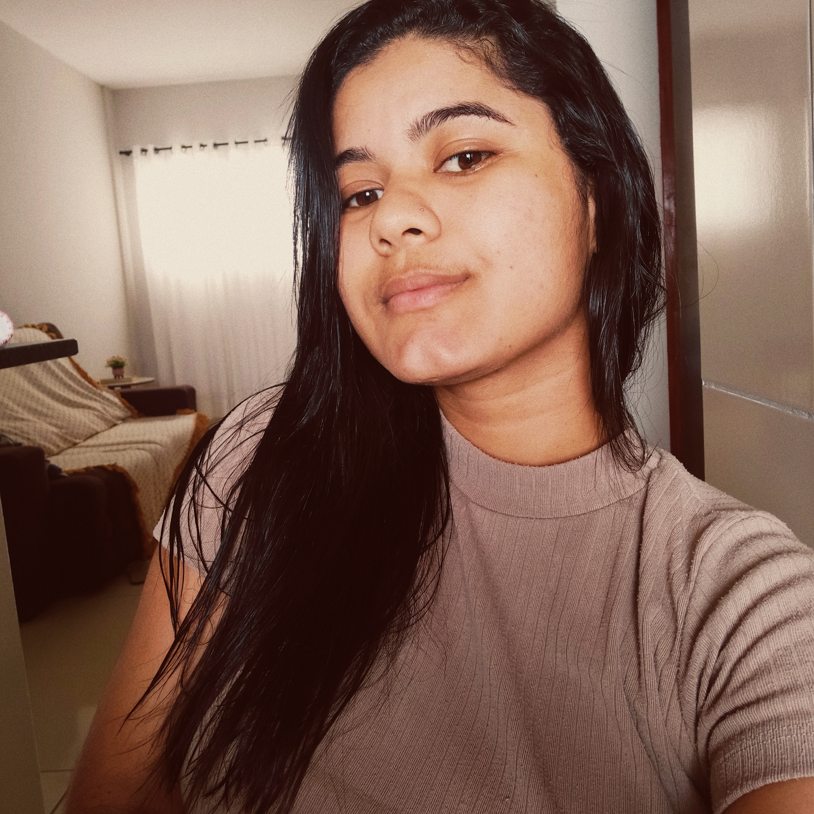 Menina segurando o globo