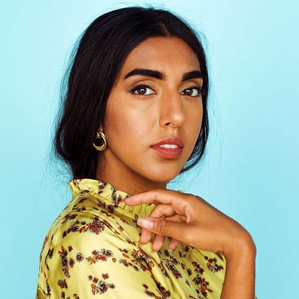 Foto da poeta indiana Rupi Kaur