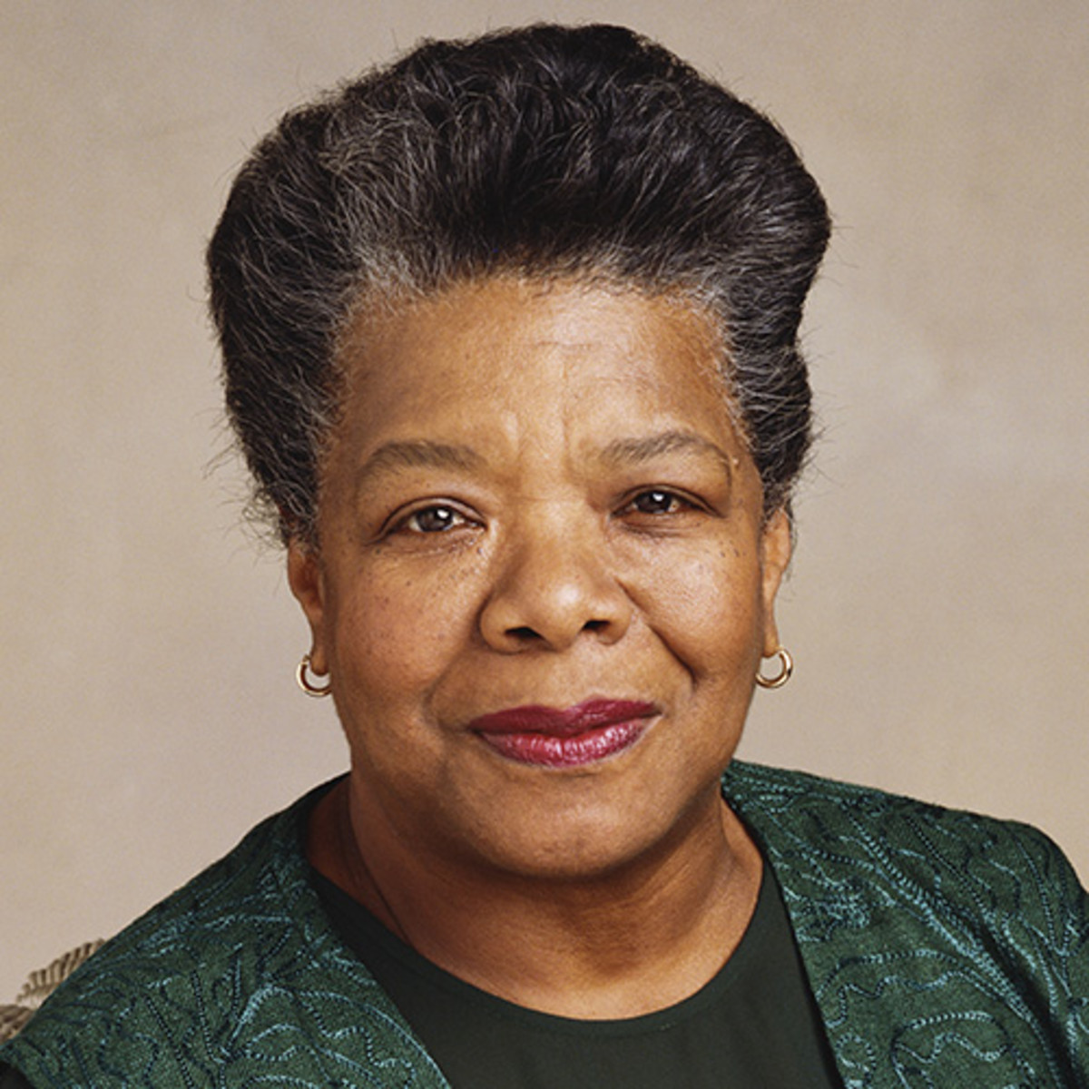 Foto de perfil de Maya Angelou vestindo uma blusa verde